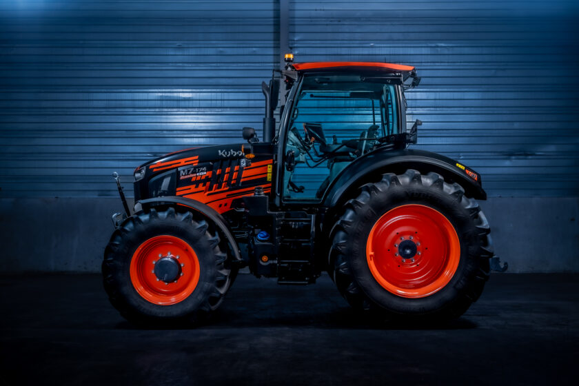 Kubota M7004